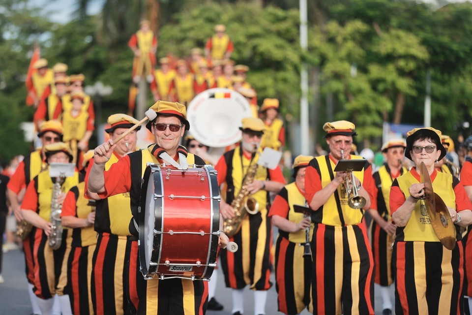 Đoàn nghệ thuật đến từ Bỉ biểu diễn đi cà kheo. (Ảnh: Minh Quyết/TTXVN)