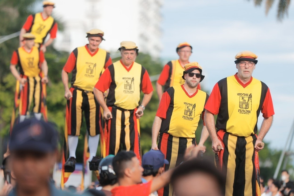 Đoàn nghệ thuật đến từ Bỉ biểu diễn đi cà kheo. (Ảnh: Minh Quyết/TTXVN)