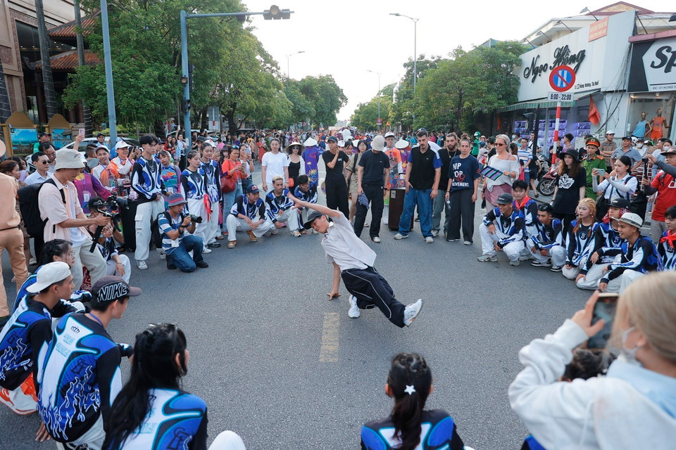 Tiết mục biểu diễn nhảy Hip Hop tại lễ hội đường phố.(Ảnh: Minh Quyết/TTXVN)