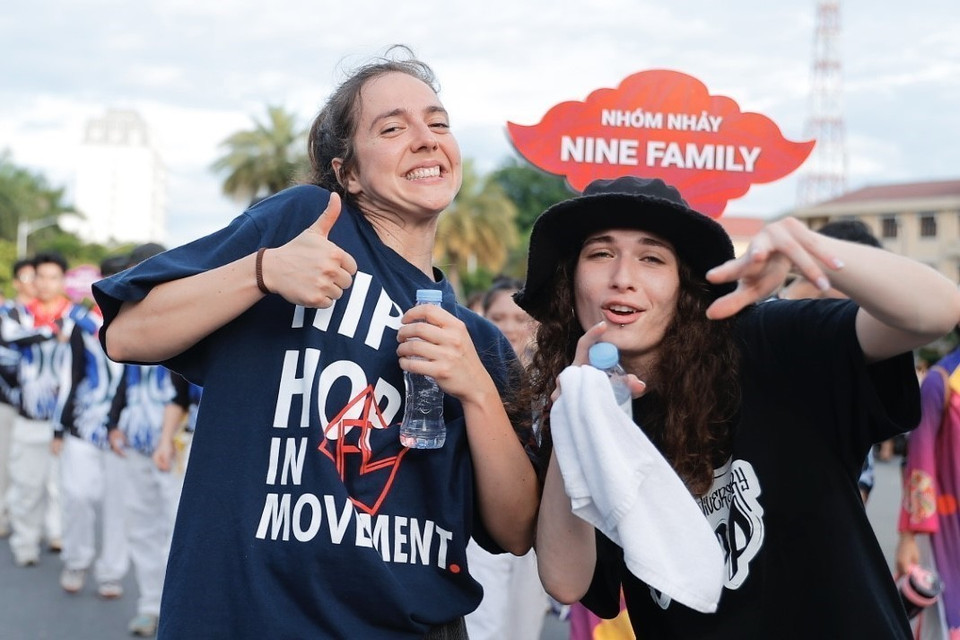 Vũ công đến từ các nước biểu diễn tại lễ hội đường phố. (Ảnh: Minh Quyết/TTXVN)