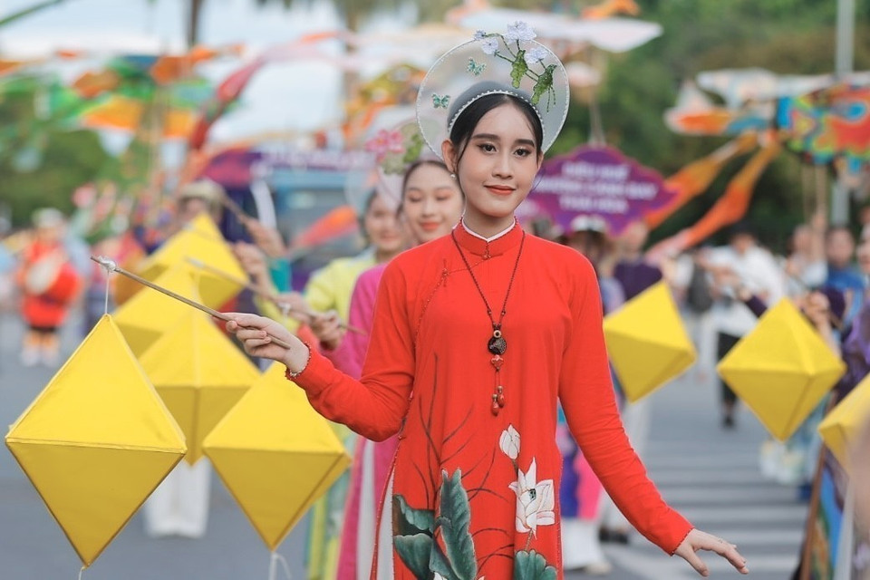 Biểu diễn trang phục áo dài tại Lễ hội. (Ảnh: Minh Quyết/TTXVN)