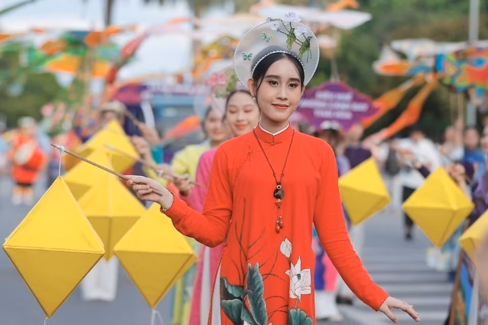Biểu diễn trang phục áo dài tại Lễ hội. (Ảnh: Minh Quyết/TTXVN)