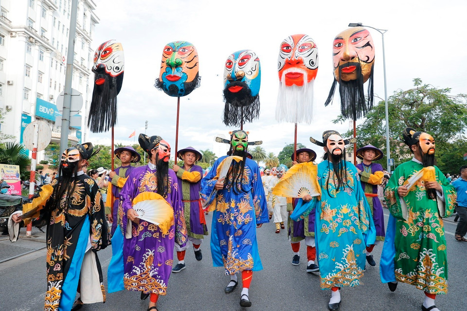 Các đoàn nghệ thuật biểu diễn tại Lễ hội đường phố.(Ảnh: Minh Quyết/TTXVN)