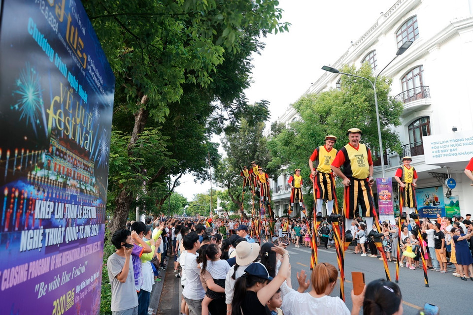 Đoàn nghệ thuật đến từ Bỉ biểu diễn đi cà kheo. (Ảnh: Minh Quyết/TTXVN)