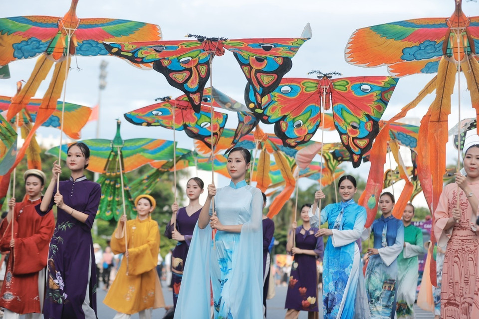 Sôi nổi lễ hội đường phố tại Festival Huế 2024. (Ảnh: Minh Quyết/TTXVN)