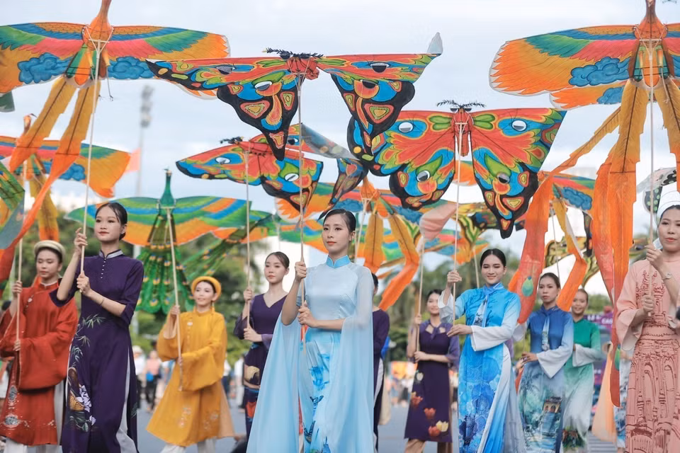 Sôi nổi lễ hội đường phố tại Festival Huế 2024. (Ảnh: Minh Quyết/TTXVN)