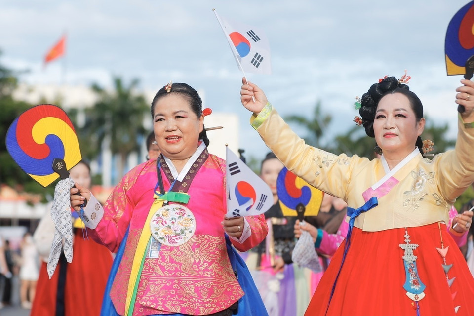 Đoàn nghệ thuật đến từ Hàn Quốc biểu diễn tại Lễ hội đường phố. (Ảnh: Minh Quyết/TTXVN)