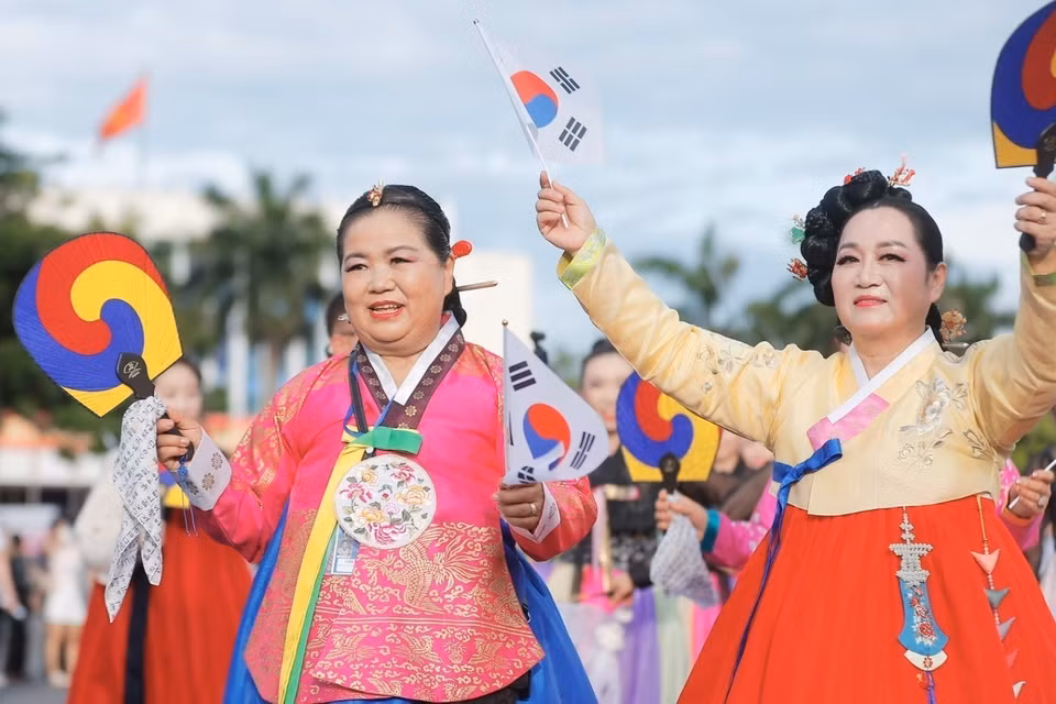 Đoàn nghệ thuật đến từ Hàn Quốc biểu diễn tại Lễ hội đường phố. (Ảnh: Minh Quyết/TTXVN)