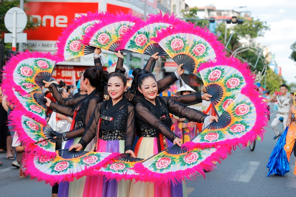 Đoàn nghệ thuật đến từ Hàn Quốc biểu diễn tại Lễ hội đường phố. (Ảnh: Minh Quyết/TTXVN)