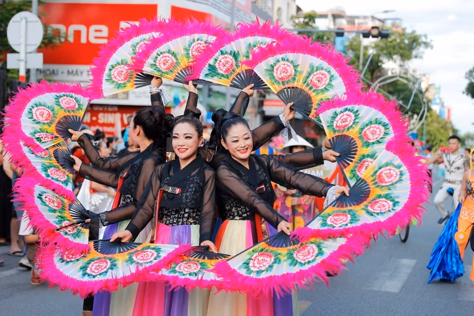 Đoàn nghệ thuật đến từ Hàn Quốc biểu diễn tại Lễ hội đường phố. (Ảnh: Minh Quyết/TTXVN)