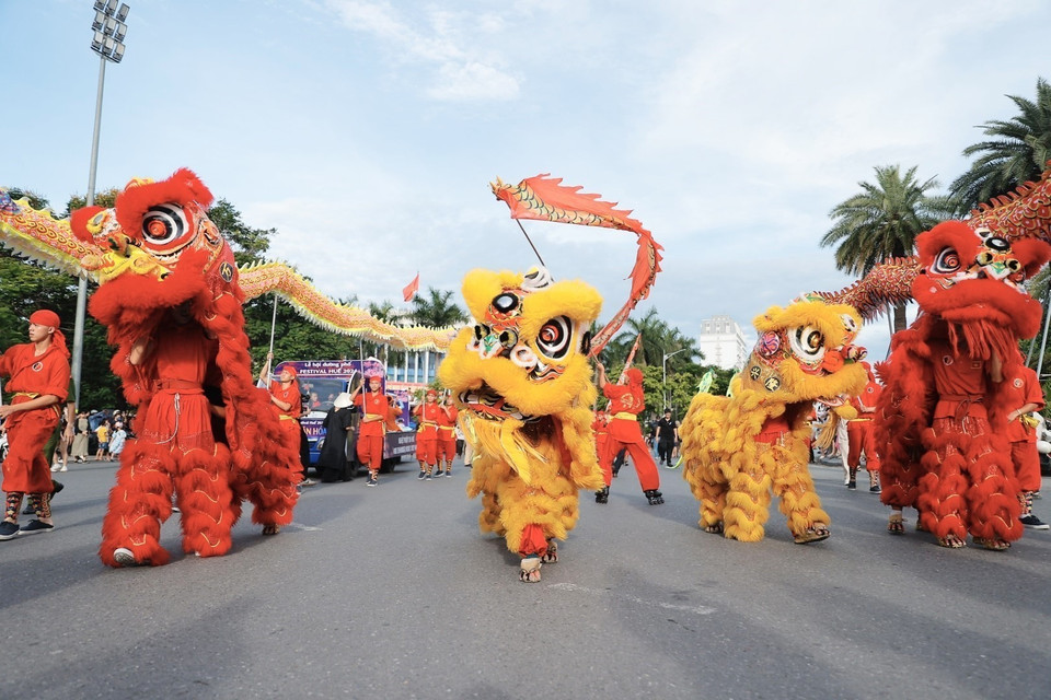 Các đoàn nghệ thuật biểu diễn tại Lễ hội đường phố.(Ảnh: Minh Quyết/TTXVN)