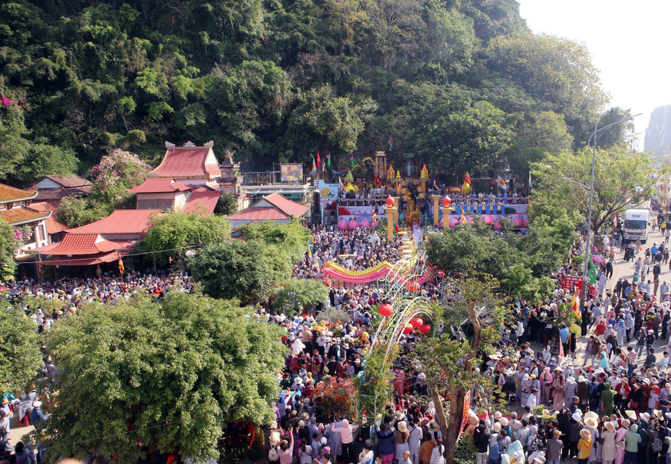 Đông đảo tăng ni, Phật tử, người dân và khách du lịch đến tham dự lễ rước Đức Bồ tát Quán Thế Âm. (Ảnh: Trần Lê Lâm/TTXVN)