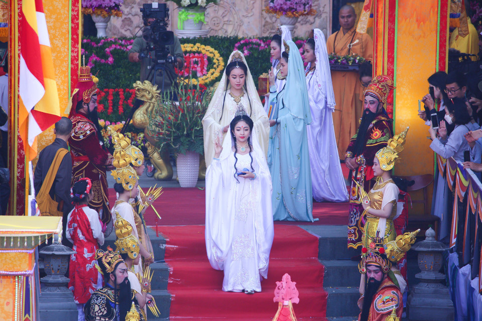 Nghi lễ rước Đức Bồ tát Quán Thế Âm. (Ảnh: Trần Lê Lâm/TTXVN)