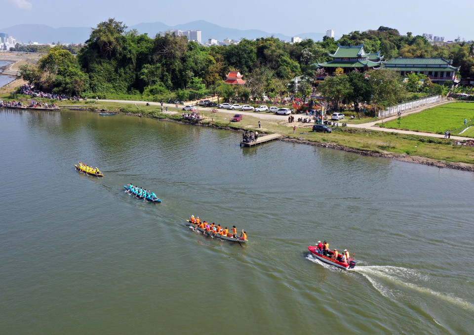 Sau nghi lễ chính Lễ vía Đức Bồ tát Quán Thế Âm là các phần hội thi đua thuyền trên sông Cổ Cò. (Ảnh: Trần Lê Lâm/TTXVN)