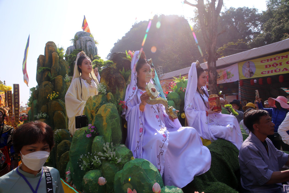 Lễ rước tôn tượng Đức Bồ tát Quán Thế Âm. (Ảnh: Trần Lê Lâm/TTXVN)