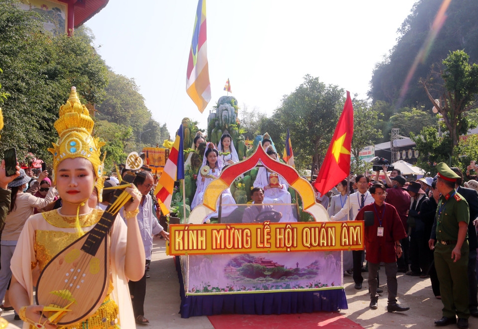 Lễ rước tôn tượng Đức Bồ tát Quán Thế Âm. (Ảnh: Trần Lê Lâm/TTXVN)