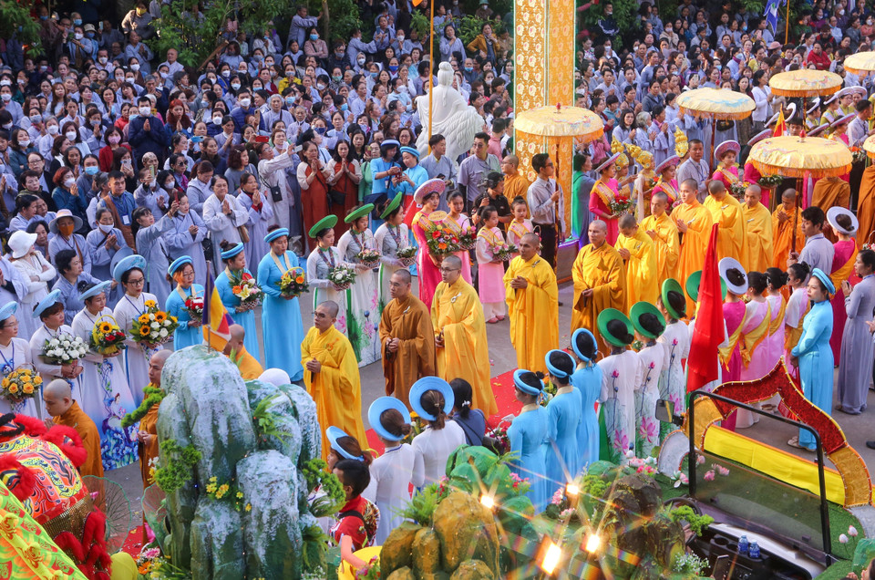 Đông đảo tăng ni, Phật tử, người dân và khách du lịch đến tham dự lễ rước Đức Bồ tát Quán Thế Âm. (Ảnh: Trần Lê Lâm/TTXVN)