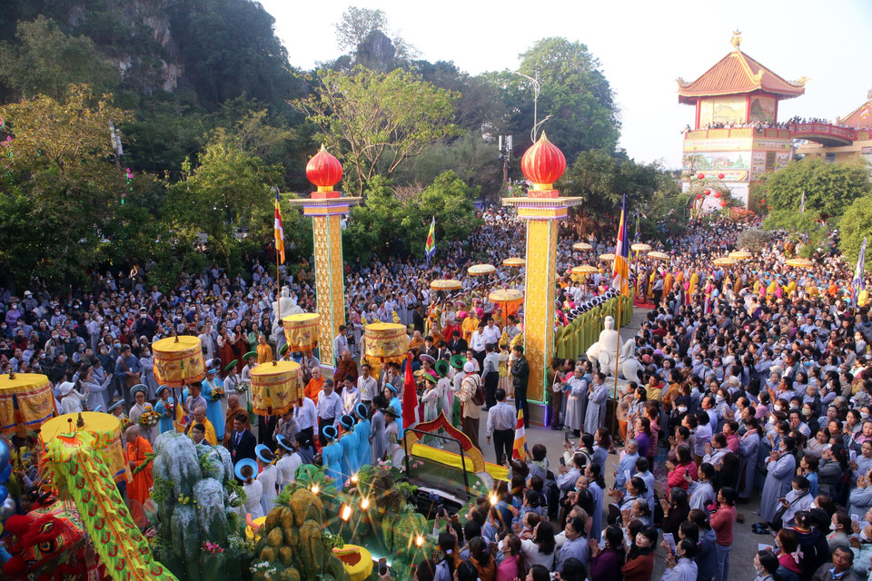 Đông đảo tăng ni, phật tử, người dân và khách du lịch đến tham dự lễ rước Đức Bồ tát Quán Thế Âm. (Ảnh: Trần Lê Lâm/TTXVN)