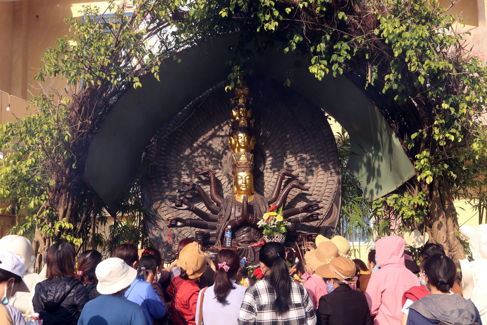 Phật tử, người dân và khách du lịch tham dự lễ và cầu nguyện bình an cho gia đình trong ngày Lễ vía Đức Bồ tát Quán Thế Âm. (Ảnh: Trần Lê Lâm/TTXVN)