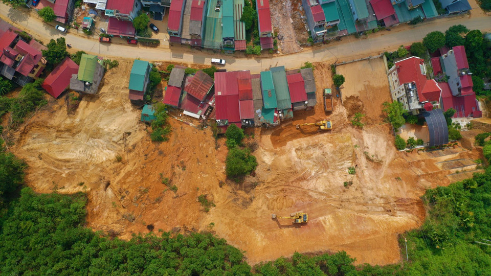 Sau bão số 3, nhiều điểm sạt lở xuất hiện tại thành phố Yên Bái. (Ảnh: Tuấn Anh/TTXVN)