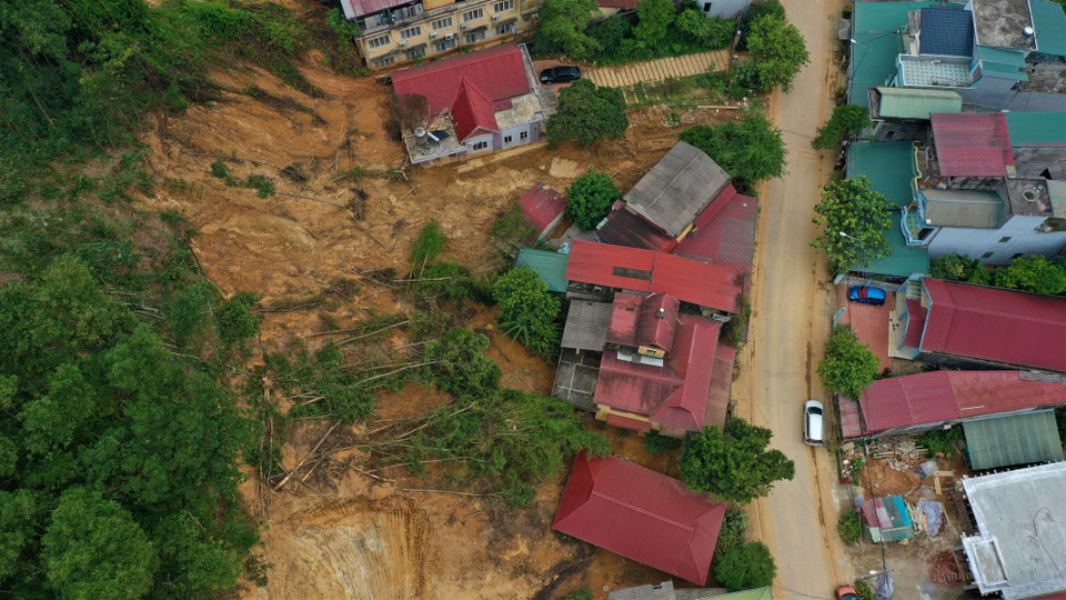 Sau bão số 3, nhiều điểm sạt lở xuất hiện tại thành phố Yên Bái. (Ảnh: Tuấn Anh/TTXVN)