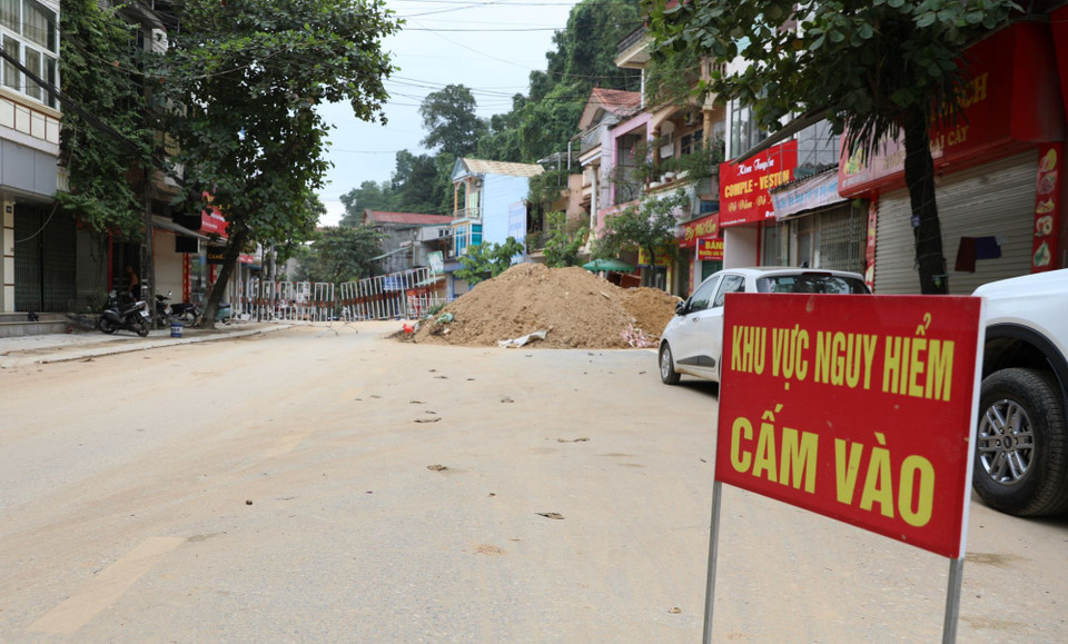 Cảnh báo sạt lở đất tại điểm sạt lở ở phường Yên Ninh, thành phố Yên Bái. (Ảnh: Tuấn Anh/TTXVN)