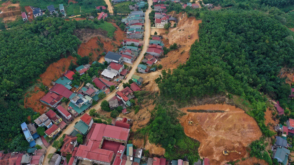 Sau bão số 3, nhiều điểm sạt lở xuất hiện tại thành phố Yên Bái. (Ảnh: Tuấn Anh/TTXVN)