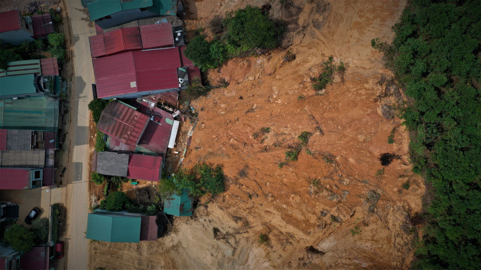 Sau bão số 3, nhiều điểm sạt lở xuất hiện tại thành phố Yên Bái. (Ảnh: Tuấn Anh/TTXVN)