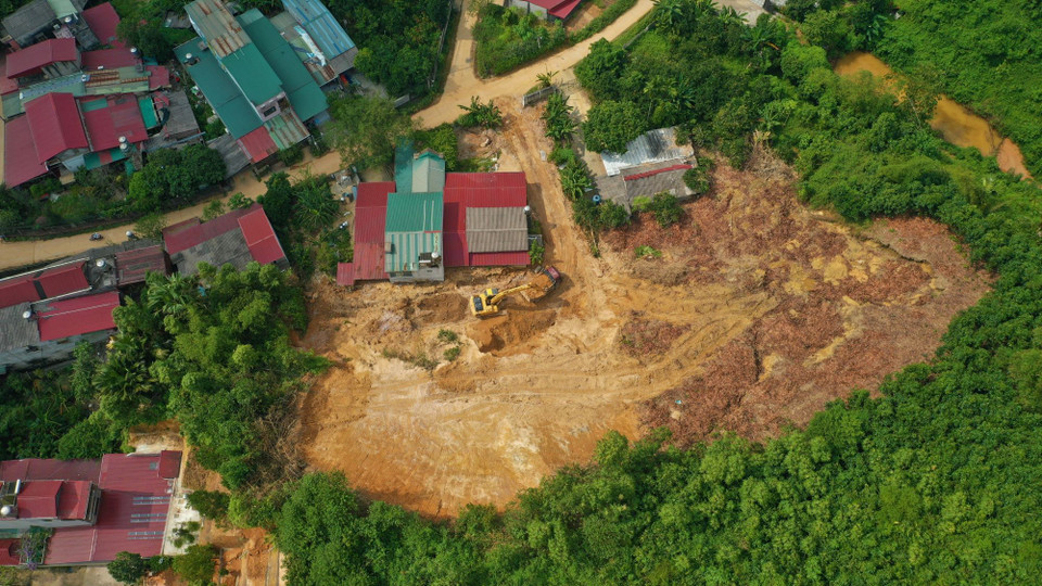 Thời tiết sẽ còn diễn biến phức tạp, nhiều quả đồi trong khu vực thành phố Yên Bái đã xuất hiện những vết nứt lớn, kéo dài, nguy cơ sạt lở đất vẫn ở mức rất lớn. (Ảnh: Tuấn Anh/TTXVN)