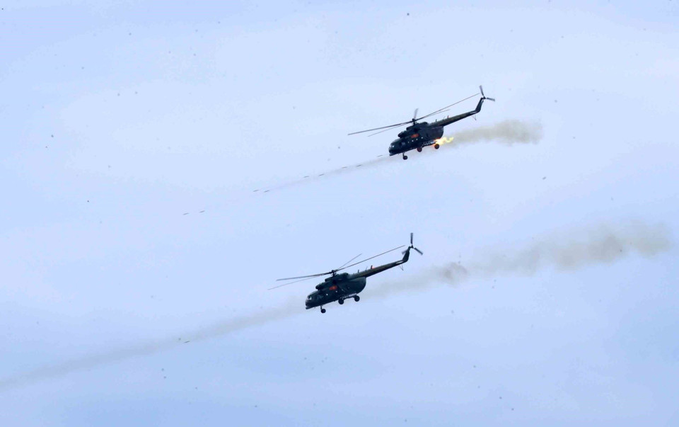 Trực thăng Mi 17 hướng thẳng đến mục tiêu, phóng toàn bộ số lượng rocket mang theo trùm lên vị trí hỏa lực của đối phương. (Ảnh: An Đăng/TTXVN)