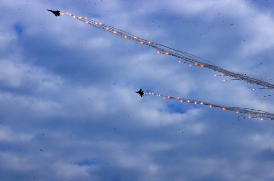 Su-30MK2 Sư đoàn không quân 371 nhả đạn nhiễu bẫy tên lửa trên bầu trời. (Ảnh: An Đăng/TTXVN)