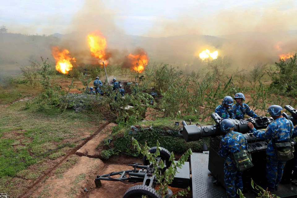 Pháo phòng không 57mm thực hiện bắn khi mục tiêu xuất hiện. (Ảnh: An Đăng/TTXVN)