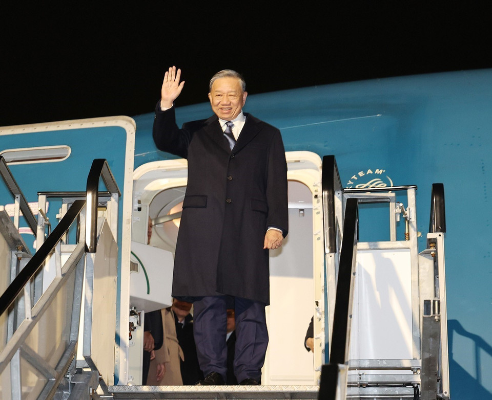 Tổng Bí thư, Chủ tịch nước Tô Lâm đến sân bay Dublin. (Ảnh: Trí Dũng/TTXVN)