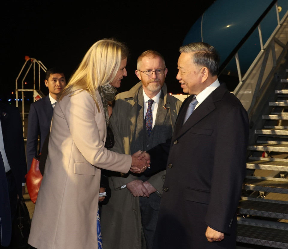 Bộ trưởng Nông nghiệp, Thực phẩm và Hải dương Ireland Pippa Hackett đón Tổng Bí thư, Chủ tịch nước Tô Lâm tại sân bay Dublin. (Ảnh: Trí Dũng/TTXVN)