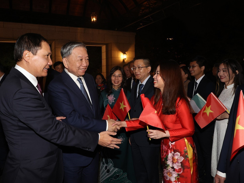 Cán bộ, nhân viên Đại sứ quán và sinh viên Việt Nam đón Tổng Bí thư, Chủ tịch nước Tô Lâm. (Ảnh: Trí Dũng/TTXVN)