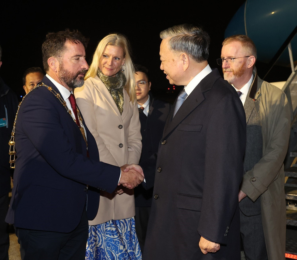 Bộ trưởng Nông nghiệp, Thực phẩm và Hải dương Ireland Pippa Hackett, Cục trưởng Cục Lễ tân (Bộ Ngoại giao Ireland) EamomMcKee, Thị trưởng vùng Fingal, Dublin Brian McDonagh, Đại sứ Ireland tại Việt Nam Deirdre Ní Fhallúin đón Tổng Bí thư, Chủ tịch nước Tô Lâm tại sân bay Dublin. (Ảnh: Trí Dũng/TTXVN)