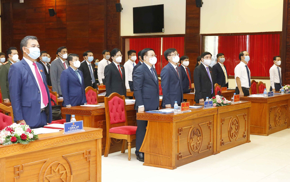 Chủ tịch Quốc hội Vương Đình Huệ và các đại biểu thực hiện nghi thức chào cờ. (Ảnh: Doãn Tấn/TTXVN)