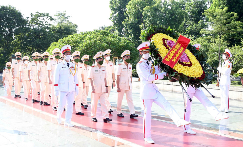 Đoàn đại biểu Đảng ủy Công an Trung ương - Bộ Công an do Trung tướng Trần Quốc Tỏ, Ủy viên Trung ương Đảng, Phó Bí thư Đảng ủy Công an Trung ương, Thứ trưởng Bộ Công an dẫn đầu. (Ảnh: Phạm Kiên/TTXVN)