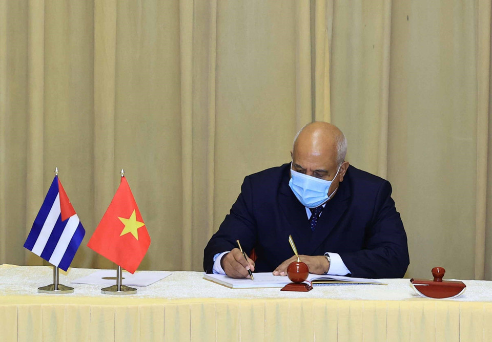 Đại sứ Đặc mệnh toàn quyền Cộng hòa Cuba tại Việt Nam Orlando Nico lưu bút tại buổi trình Quốc thư. (Ảnh: Thống Nhất/TTXVN)