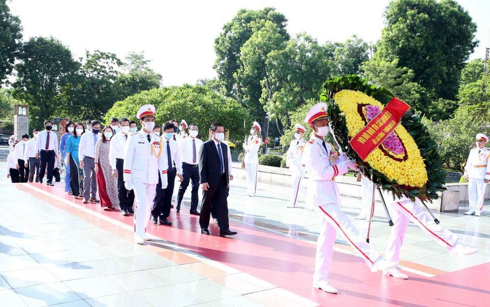 Đoàn đại biểu Bộ Lao động, Thương binh và Xã hội tưởng niệm các Anh hùng Liệt sỹ. (Ảnh: Phạm Kiên/TTXVN)