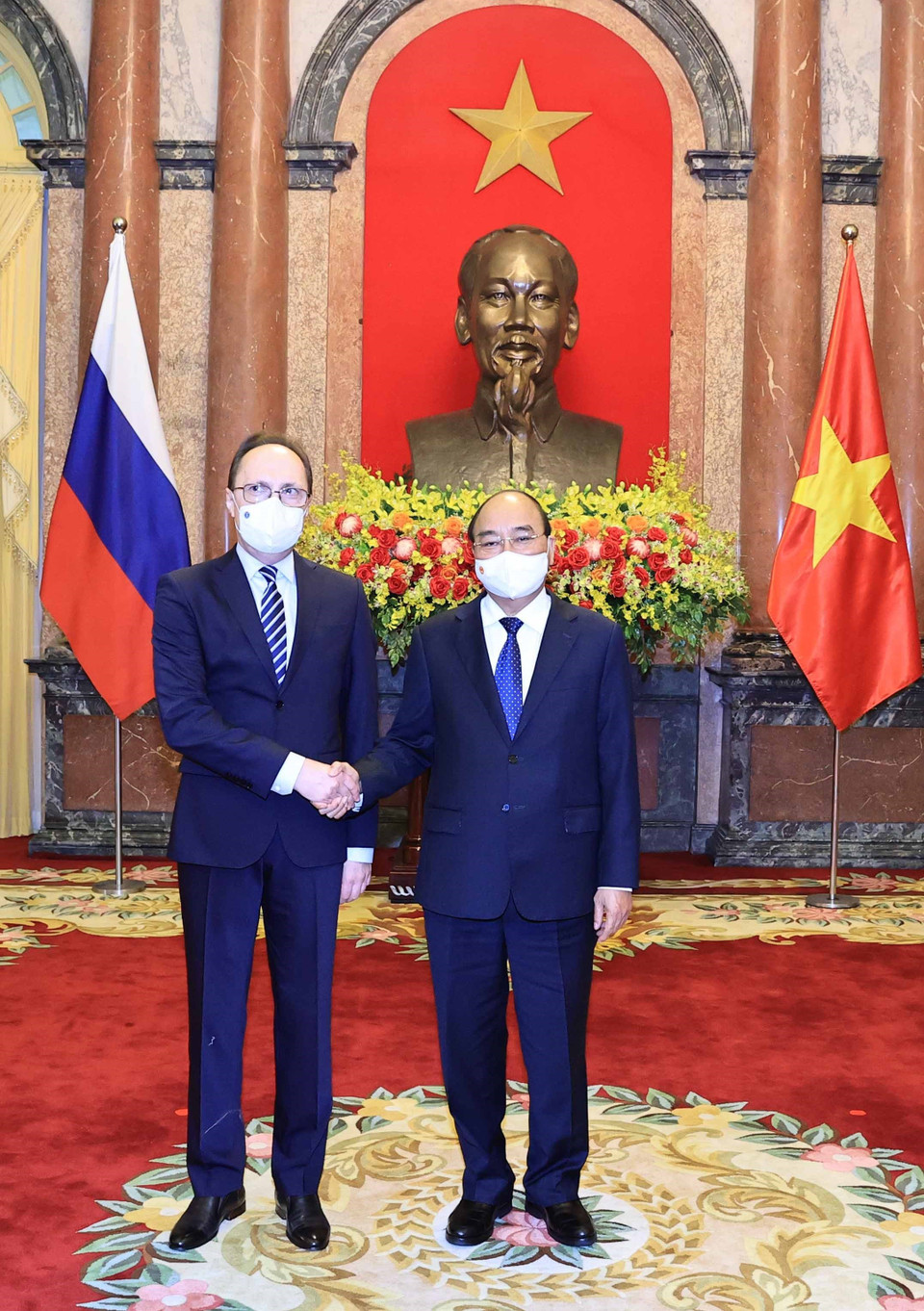 Chủ tịch nước Nguyễn Xuân Phúc và Đại sứ Liên bang Nga tại Việt Nam Bezdetko Gennady tại buổi trình Quốc thư. (Ảnh: Thống Nhất/TTXVN)