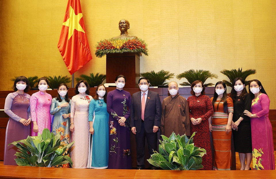 Thủ tướng Phạm Minh Chính với các đại biểu Quốc hội tham dự phiên họp sáng 21/7. (Ảnh: Dương Giang/TTXVN)