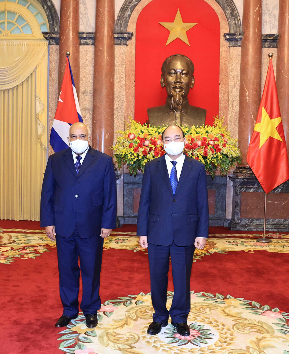 Chủ tịch nước Nguyễn Xuân Phúc và Đại sứ Đặc mệnh toàn quyền Cộng hòa Cuba tại Việt Nam Orlando Nico tại buổi trình Quốc thư. (Ảnh: Thống Nhất/TTXVN)