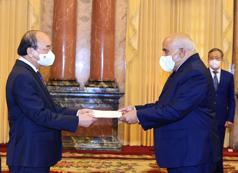 Chủ tịch nước Nguyễn Xuân Phúc nhận Quốc thư của Đại sứ Cuba tại Việt Nam Orlando Nico. (Ảnh: Thống Nhất/TTXVN)