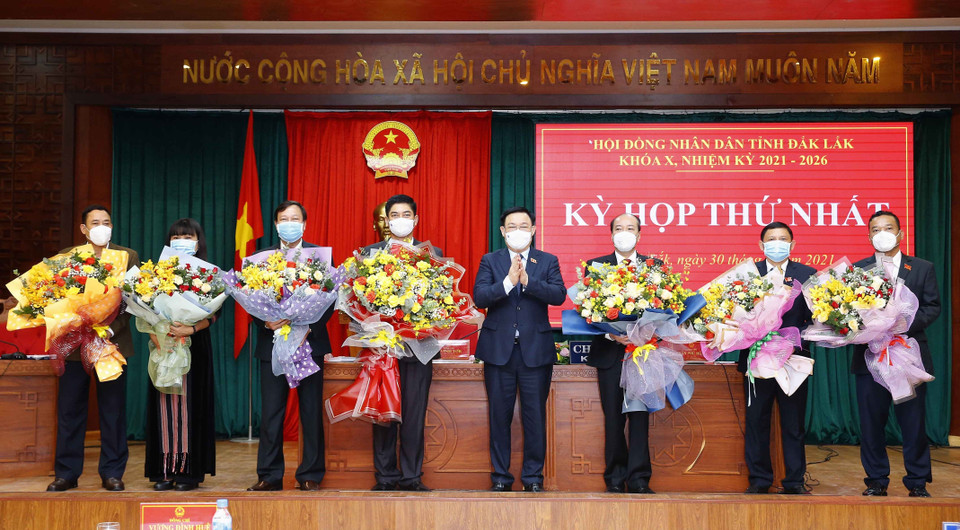 Chủ tịch Quốc hội Vương Đình Huệ tặng hoa chúc mừng các đồng chí được bầu vào các chức danh của Hội đồng Nhân dân, Ủy ban Nhân dân Đắc Lắk khóa X. (Ảnh: Doãn Tấn/TTXVN)