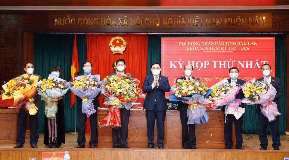 Chủ tịch Quốc hội Vương Đình Huệ tặng hoa chúc mừng các đồng chí được bầu vào các chức danh của Hội đồng Nhân dân, Ủy ban Nhân dân Đắc Lắk khóa X. (Ảnh: Doãn Tấn/TTXVN)