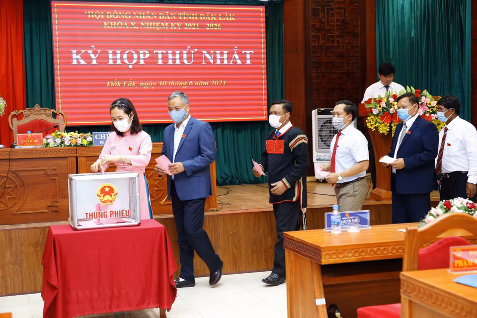Đại biểu bỏ phiếu bầu các chức danh của Hội đồng Nhân dân, Ủy ban Nhân dân tỉnh Đắk Lắk khóa X. (Ảnh: Doãn Tấn/TTXVN)