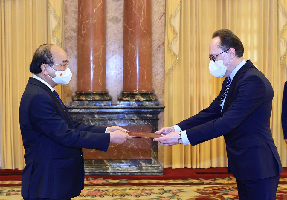 Chủ tịch nước Nguyễn Xuân Phúc nhận Quốc thư của Đại sứ Đặc mệnh toàn quyền Liên bang Nga tại Việt Nam Bezdetko Gennady. (Ảnh: Thống Nhất/TTXVN)