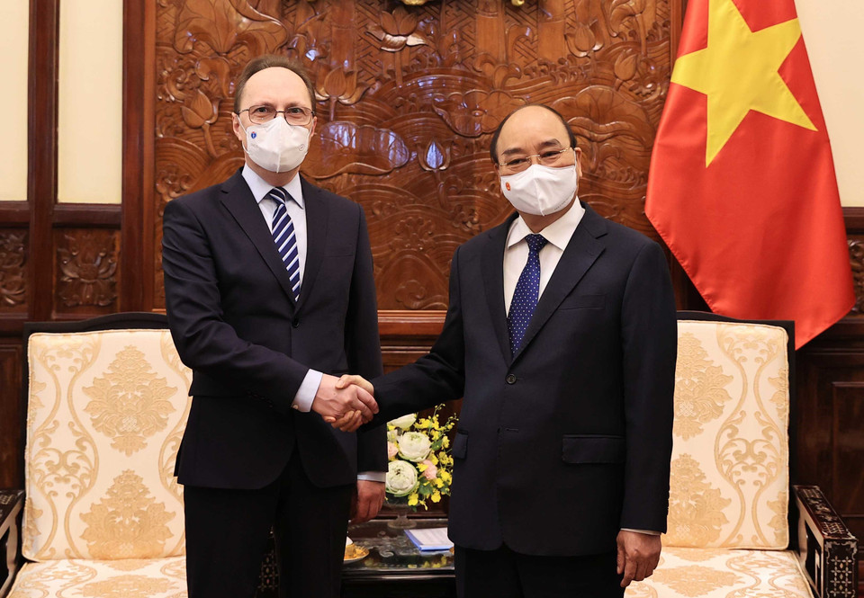 Chủ tịch nước Nguyễn Xuân Phúc tiếp Đại sứ Liên bang Nga tại Việt Nam Bezdetko Gennady đến trình Quốc thư. (Ảnh: Thống Nhất/TTXVN)