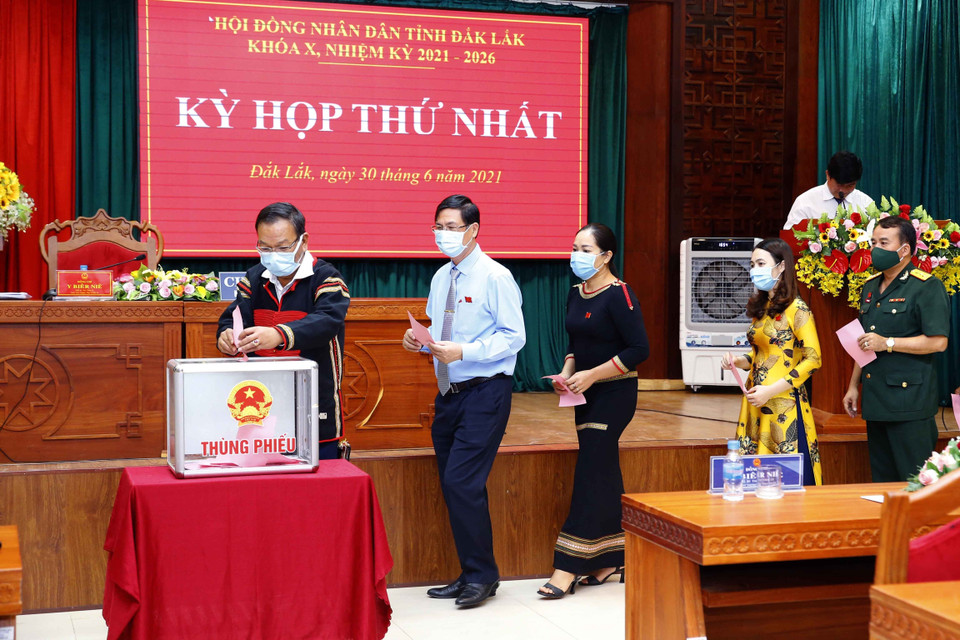Đại biểu bỏ phiếu bầu các chức danh của Hội đồng Nhân dân, Ủy ban Nhân dân tỉnh Đắk Lắk khóa X. (Ảnh: Doãn Tấn/TTXVN)